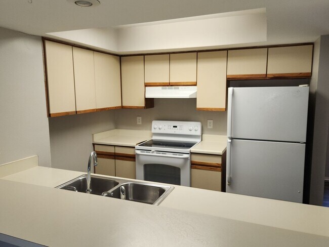 Building Photo - Fantastic Condo at Lexington Village!