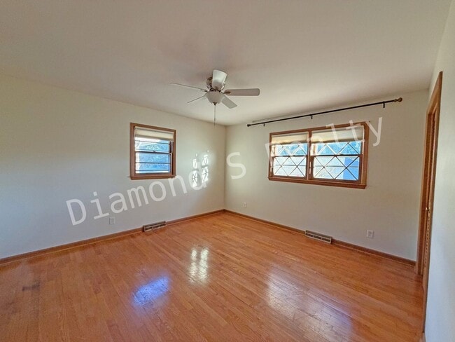 Building Photo - Southeast Springfield 3 Bedroom Home Avail...