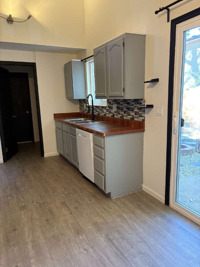 Building Photo - 2 bedroom duplex - Bennett