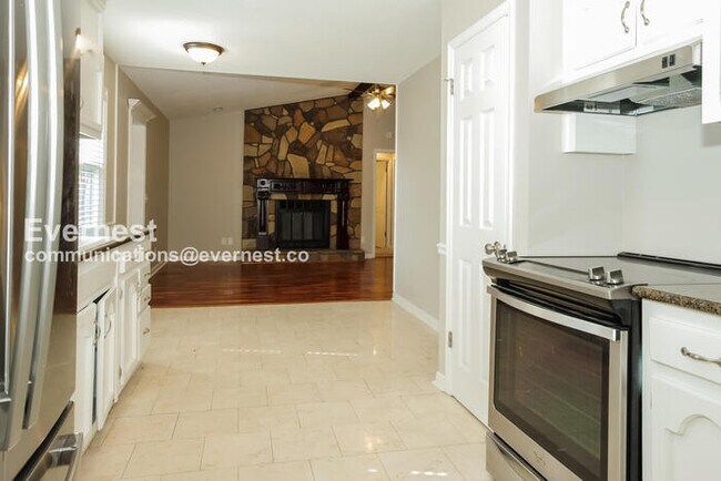 Building Photo - Limited Time Special Offer / 4 Bed, 3 Bath Home with Fenced Yard / Pet-Friendly / Vouchers Accept...