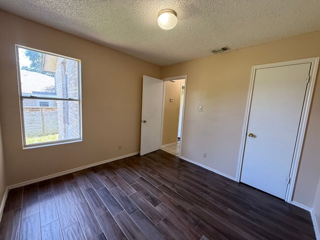 Building Photo - 11606 Castle Rock Ct