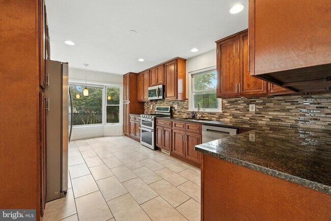 Building Photo - 5011 Roslyn Rd
