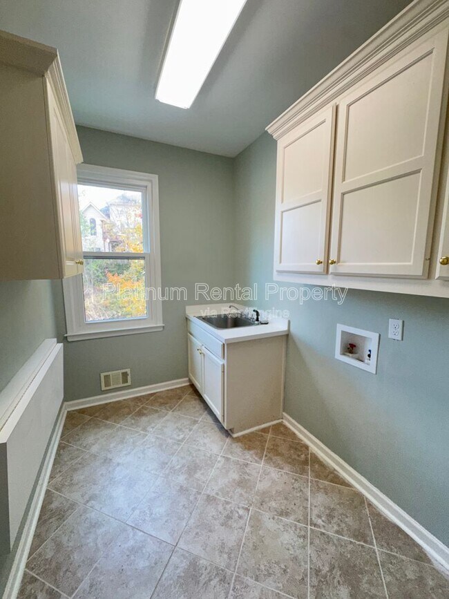 Building Photo - 425 Water Shadow Ln