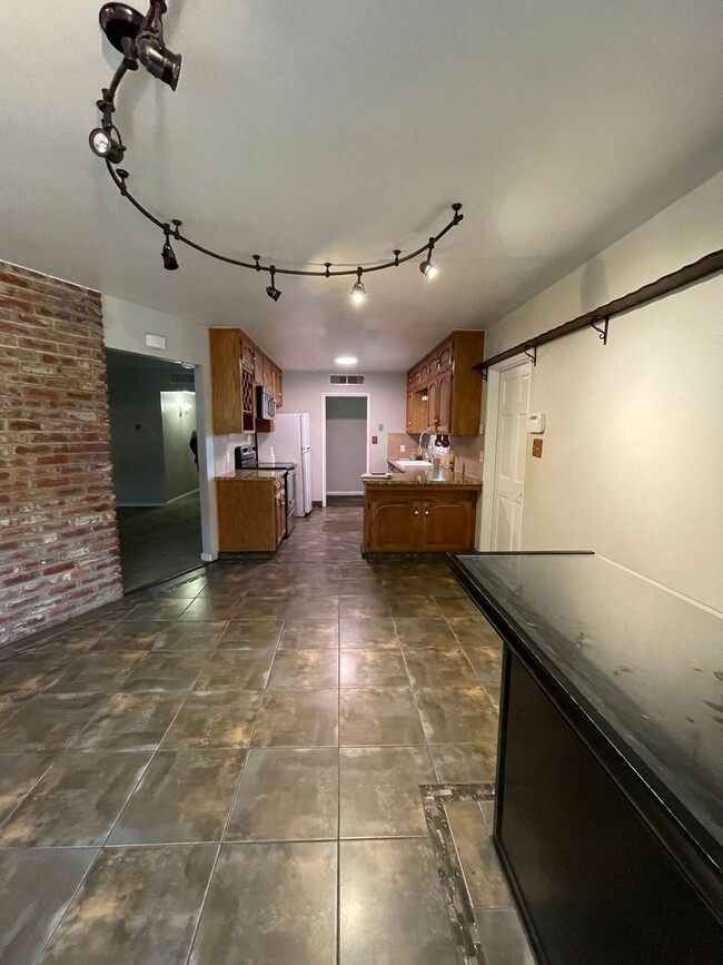 Building Photo - 4014 E Fedora Ave