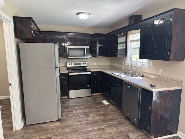 Building Photo - $1425/18 month lease or $1450/12 month lease.