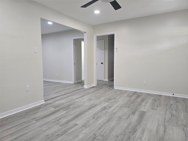 Building Photo - 10518 Royal Oaks Dr