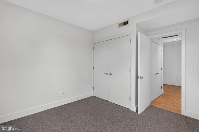 Building Photo - 809 Otis Pl NW
