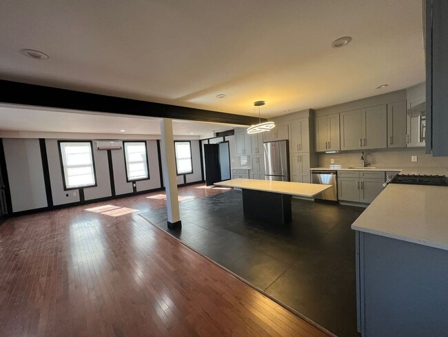 Building Photo - 306 Exchange