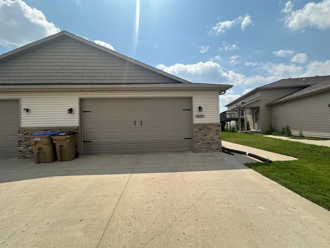 Building Photo - 4 Bedroom Townhome