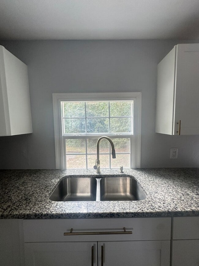 Building Photo - 410 Glover Ave