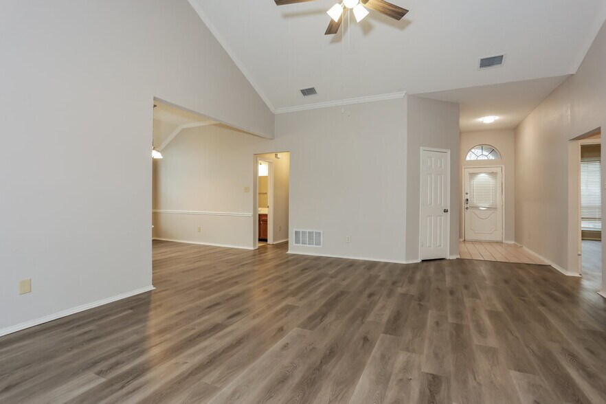 Building Photo - 712 Stain Glass Dr