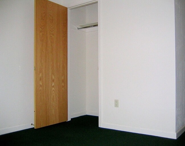 Building Photo - COMING SOON-A spacious 5bdr/3bathroom just one block from Shattuck Ave shops and entertainment.