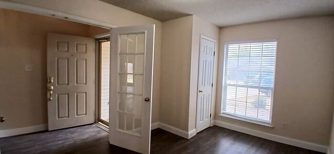 Building Photo - Summerfields Beauty: Oversized Kitchen + Flex 4th Bedroom