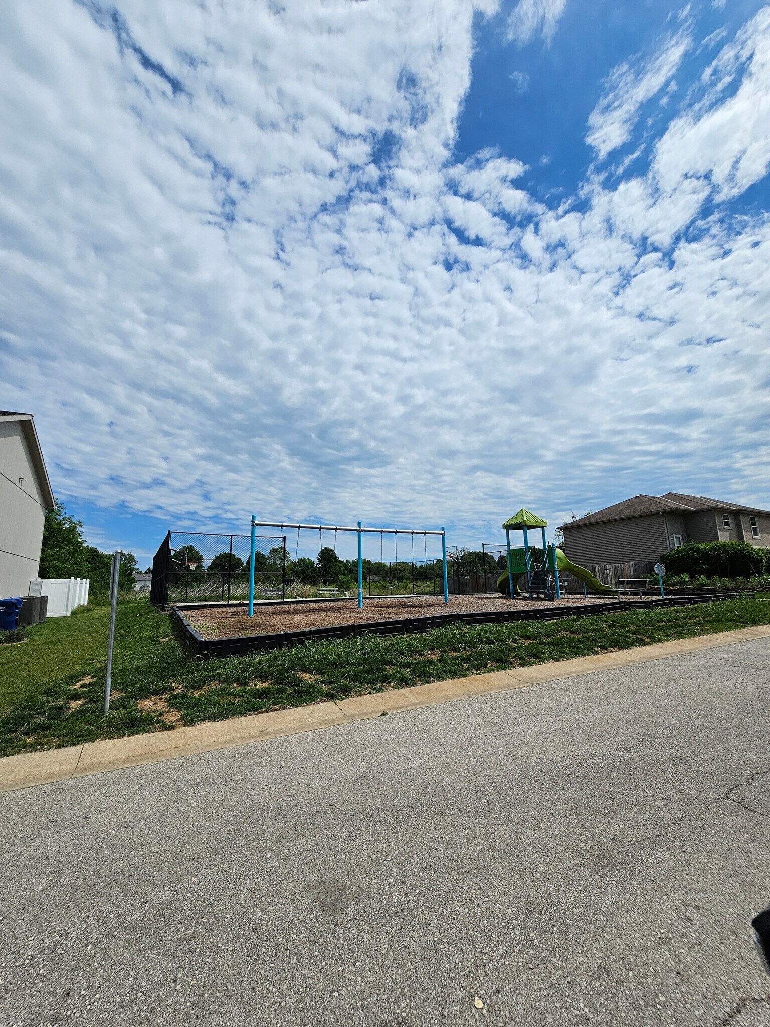 Building Photo - 341 N 5th Ter