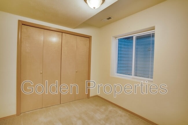 Building Photo - 7665 N Courcelles Pkwy