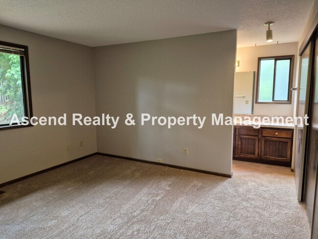 Building Photo - One Level Ranch Greenway Neighborhood Fenc...