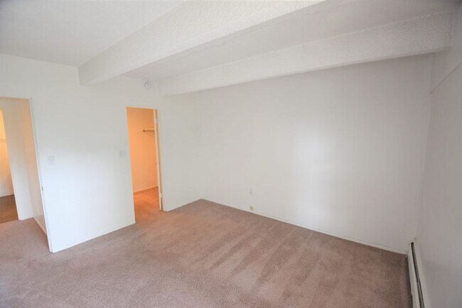 Building Photo - 2 Bedroom Condo Available at The Meadows