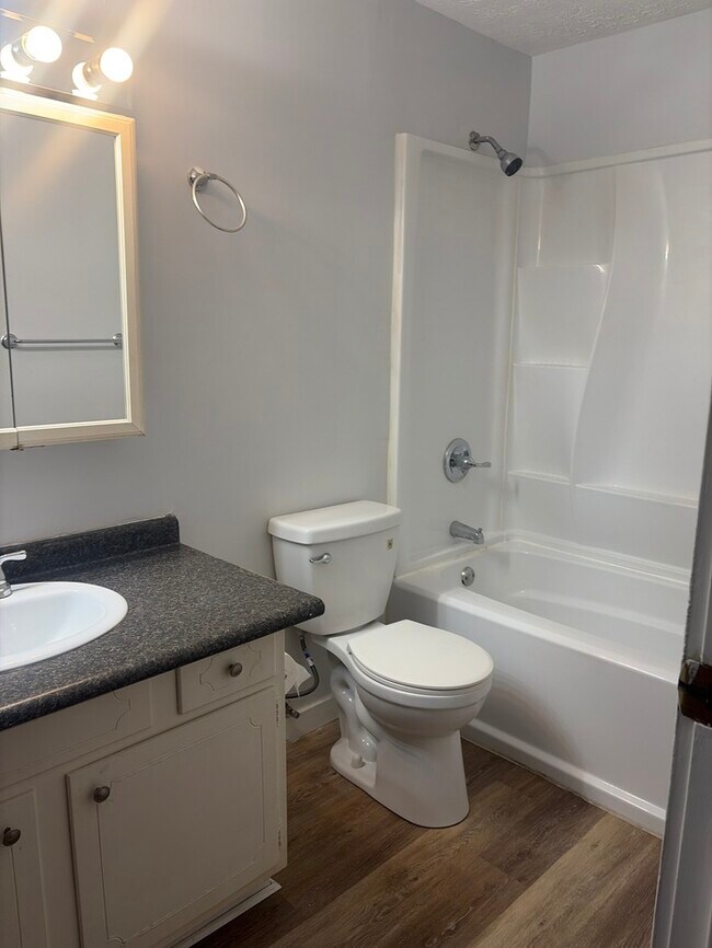 Building Photo - 2 bed 1.5 bath