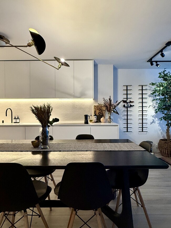 Building Photo - 2020 N Lincoln Park W