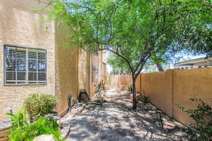 Building Photo - 2033 N Sunset Dr