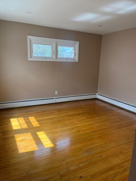 Living Room (pic #1) - 33 Rose St