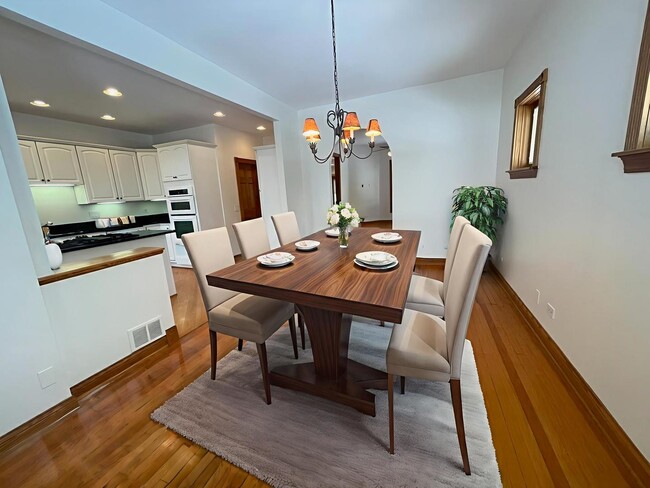 Building Photo - 3857 N Hermitage Ave