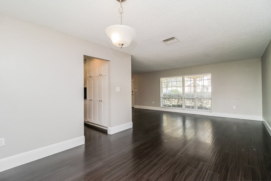 Building Photo - 5306 Royal Oak Dr