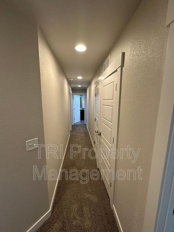 Building Photo - 218 E Chestnut St