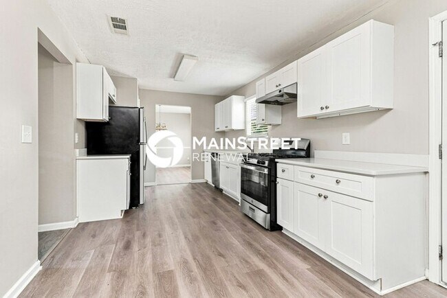 Building Photo - 4 Bedroom Pet-Friendly Home in Atlanta, GA with Main Street Renewal