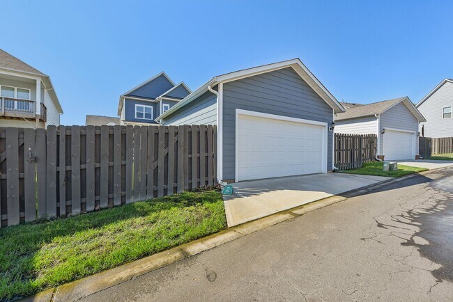 Building Photo - Nice 4 bedroom home with fenced yard