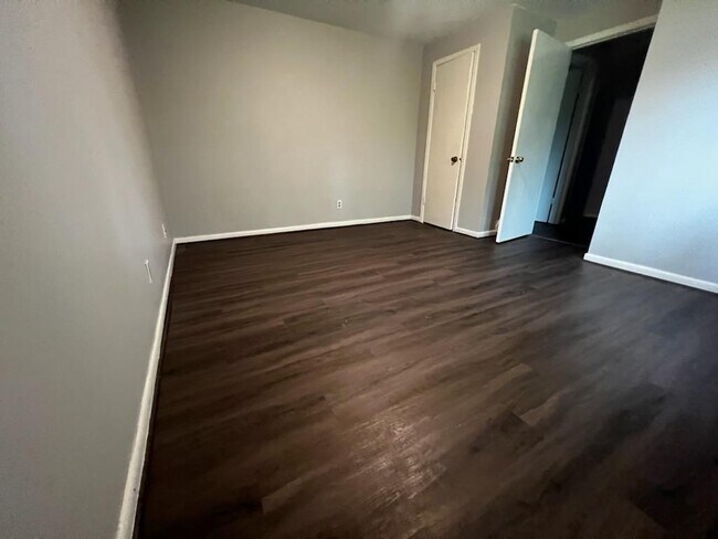 Building Photo - 119 E Summerset Ln