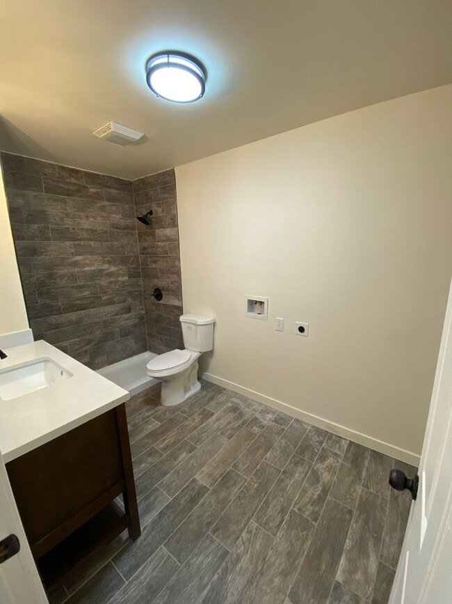 Building Photo - Beauitfully upgrade 3 Bedroom on large lot!