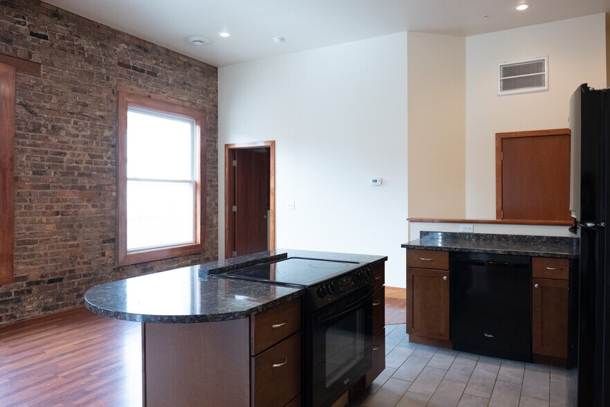 Building Photo - 418 Shelden Ave