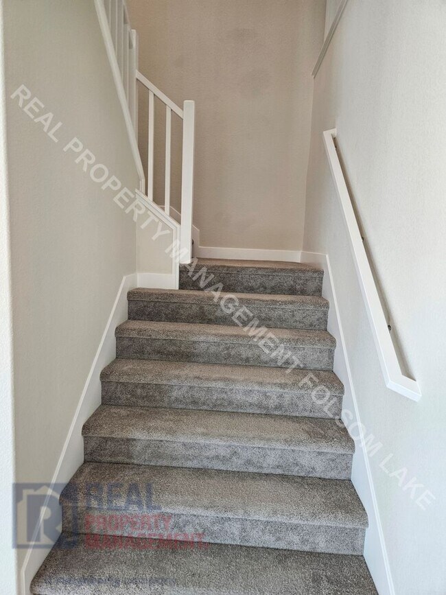 Building Photo - Available Now! 5 Bedroom 4.5 Bath at Russe...