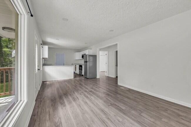 Building Photo - Charming 2-bed 1-bath home minutes from shopping, APSU, and dining.