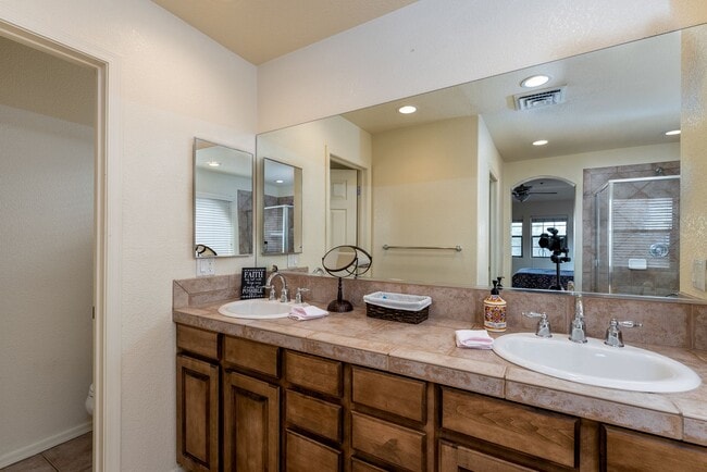 Building Photo - Gated Community 2 Bed/2 Bath Condo Furnished Long term Boat deep garage
