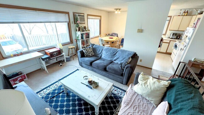 Building Photo - 3 Bed 1 Bath Apartment - Available Septemb...