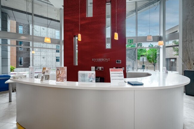 Building Photo - Glass House 1 Bed 1 Bath High Rise Condo w/ Mountain & City Views!!