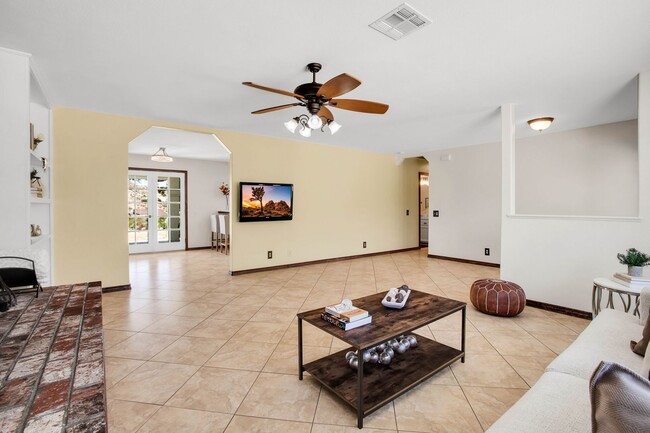 Building Photo - Western Hills Estate home/ 3 bedroom/ 2 ba...