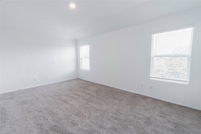 Building Photo - 913 Legends Ln