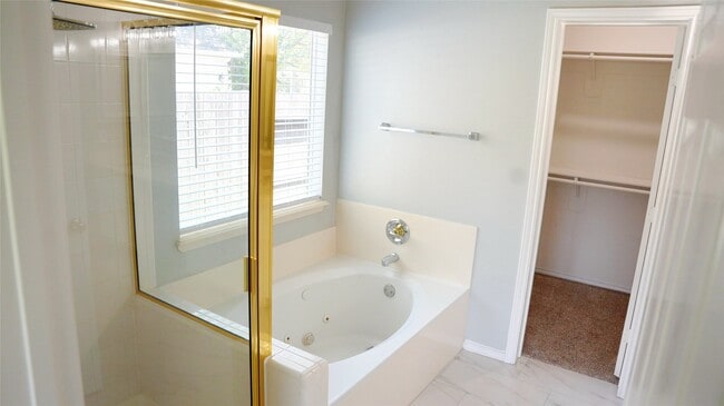 Building Photo - 3915 Summerfield Dr