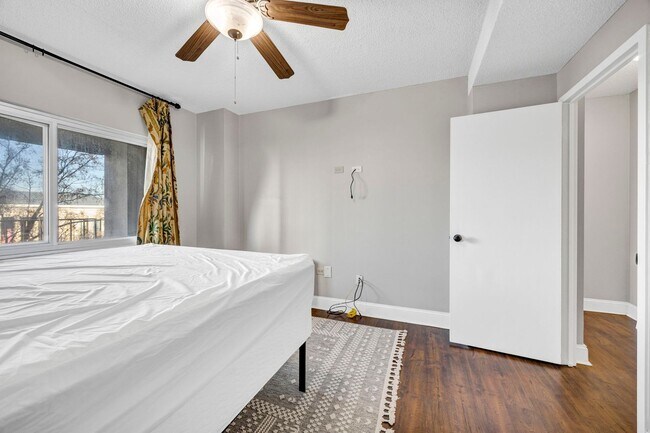 Building Photo - 2 Bedroom 1 Bathroom with Washer/Dryer