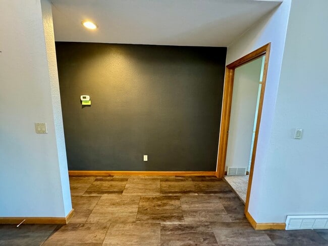 Building Photo - Well Maintained 3 bedroom end unit Townhom...