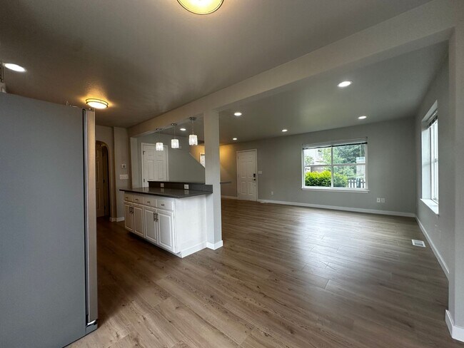 Building Photo - 4324 Hoyt Ave