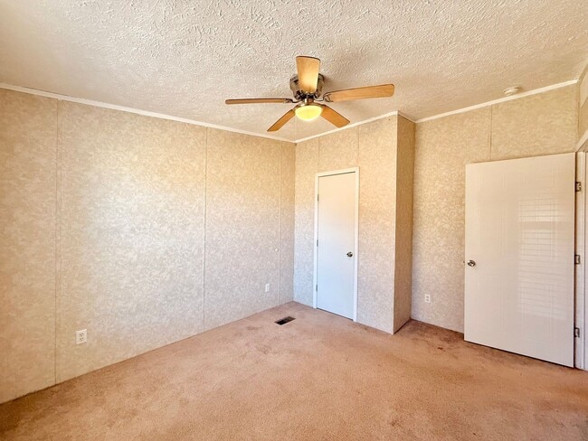 Building Photo - Lovely spacious home-3 bedroom-2 bathrooms-all appliances