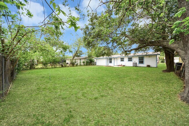 Building Photo - 3511 Palm Ave