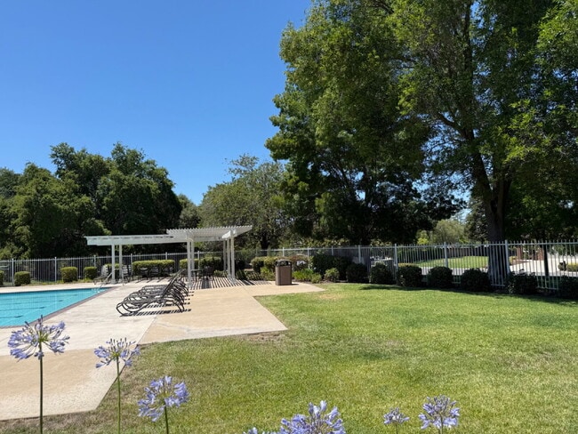Building Photo - Well Kept 3 Bedroom, 2.5 Bath Home in High...