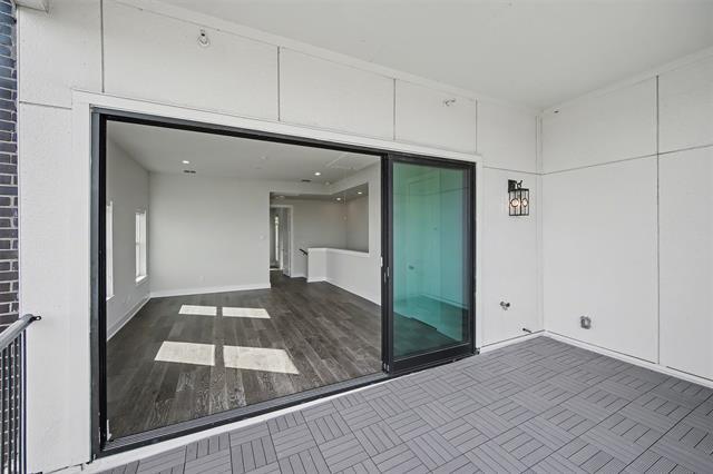 Building Photo - 381 E Greenbriar Ln