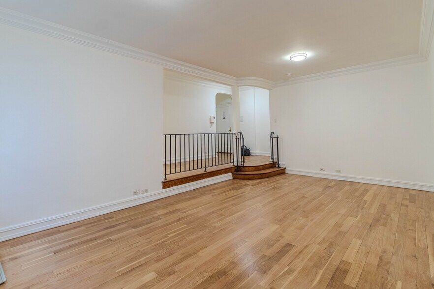 Building Photo - 340 E 50th St