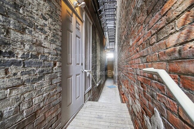 Building Photo - 107 W Elder St